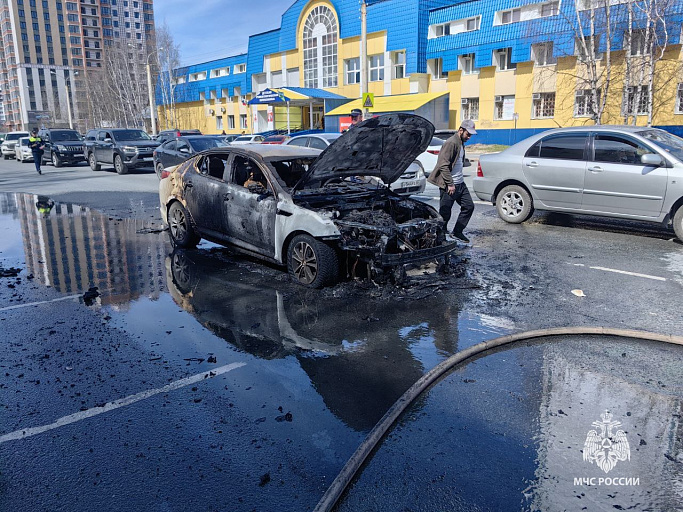 В центре Нижневартовска сгорел автомобиль