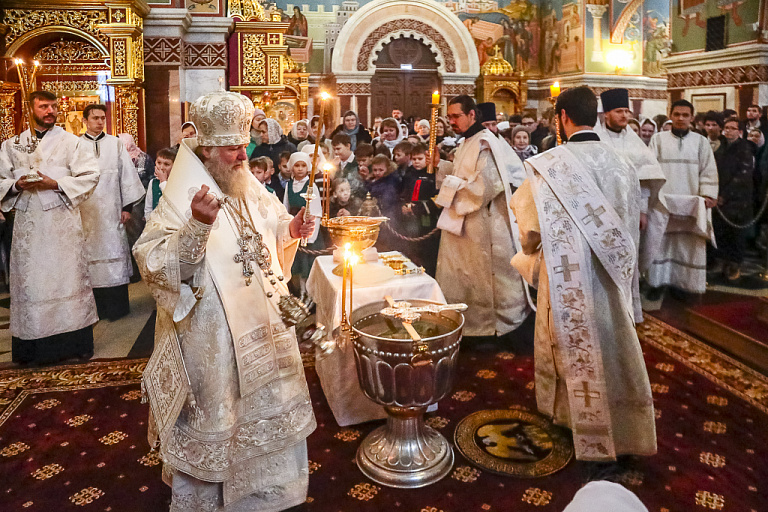 Митрополит Павел будет лично крестить детей в многодетных семьях ХМАО