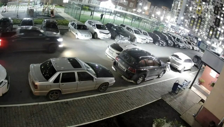 В Нижневартовске пикап сбил ребенка во дворе дома