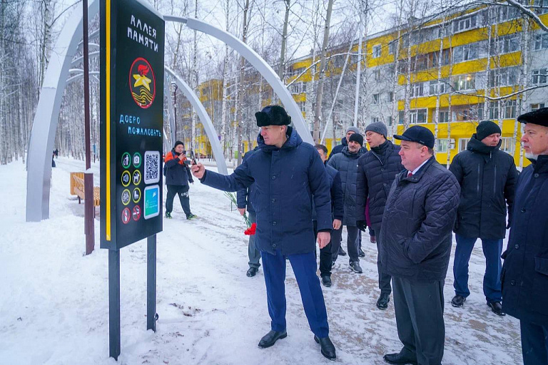 Руслан Кухарук посетил Аллею Памяти в Нижневартовске