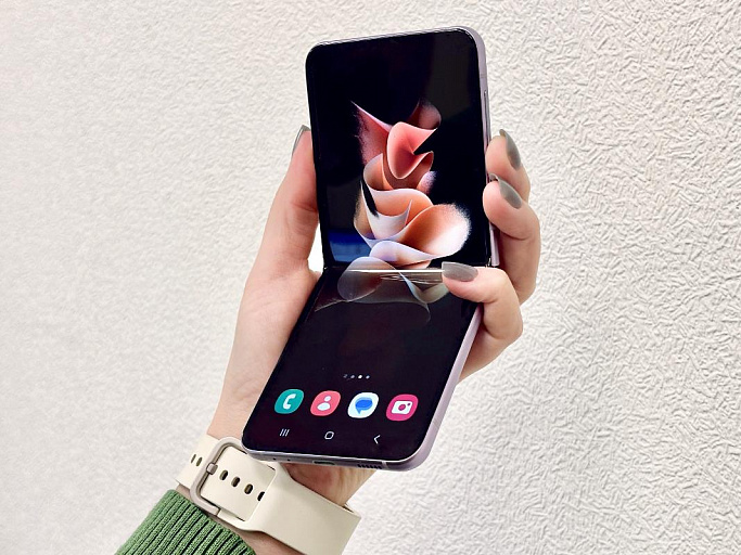 Жители Югры массово покупают складные смартфоны и гаджеты с ИИ