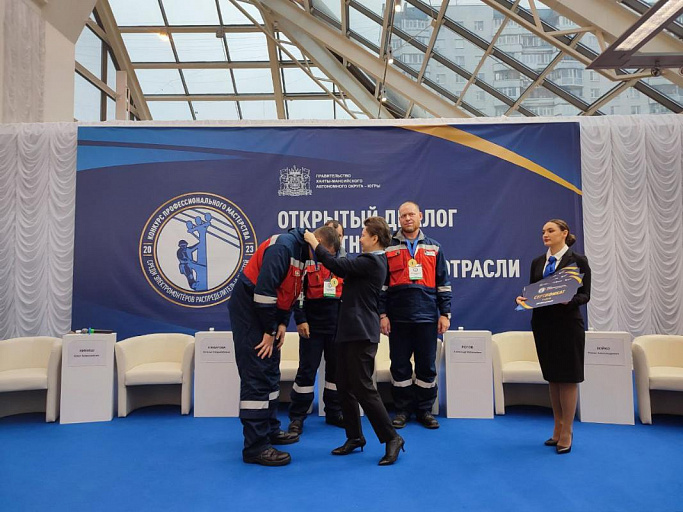 Лучшие электромонтеры УрФО получили награды из рук губернатора Югры 