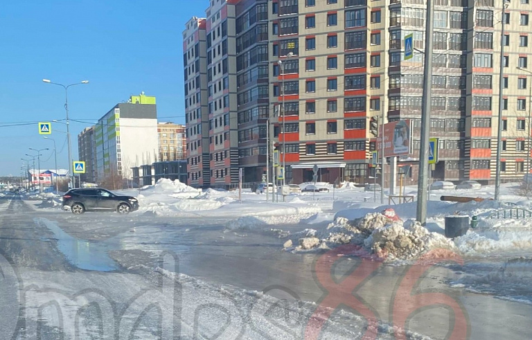 В Сургуте затопило перекресток из-за повреждения гидранта
