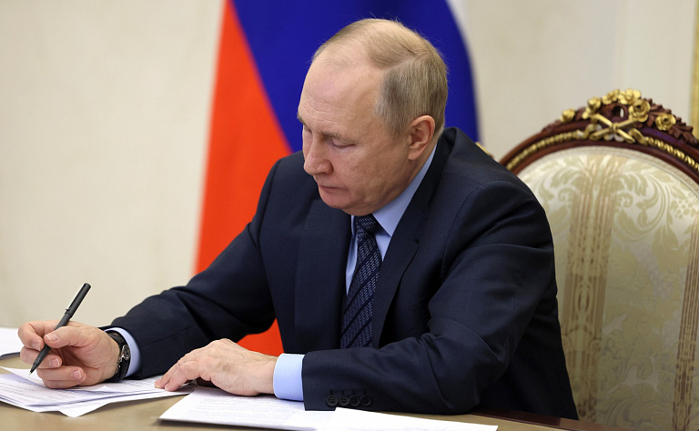 Владимир Путин вручил топ-менеджеру Сургутнефтегаза государственную награду 