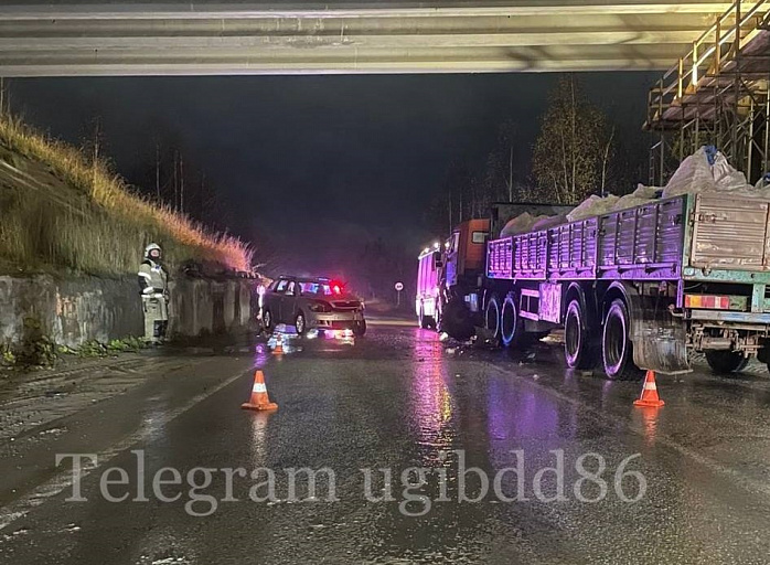 В ХМАО водитель проигнорировал знак «Обгон запрещен» и врезался в «Камаз»