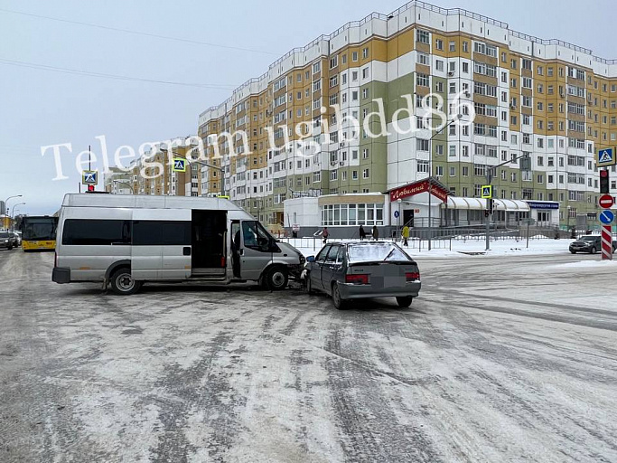 Водитель маршрутки устроил ДТП на перекрестке в Нижневартовске