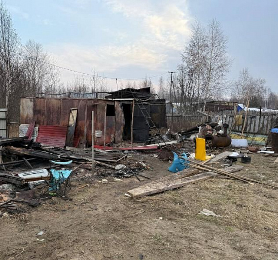 В Мегионе при пожаре погибли двое мужчин, живших в бытовке