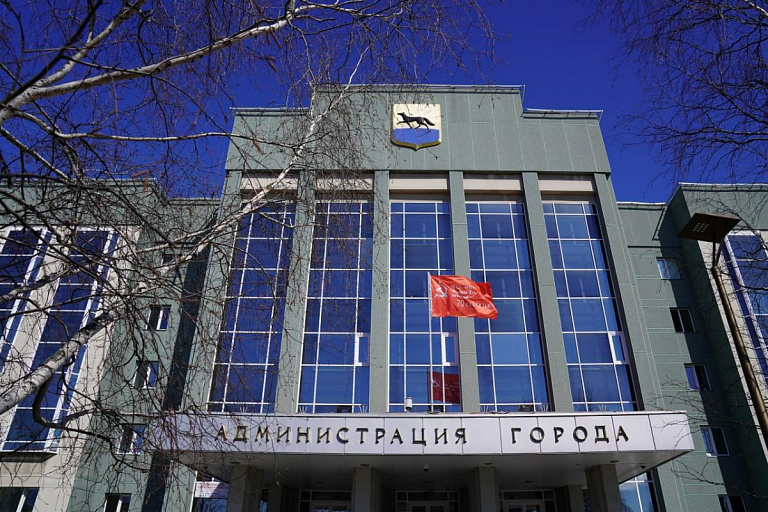 Знамя Победы водрузили на здании мэрии Сургута