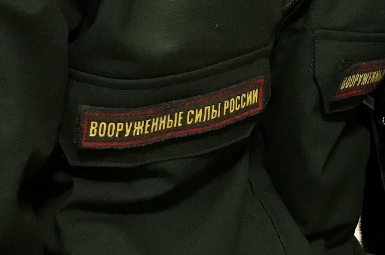 Сургутяне сделали для бойцов СВО памятные таблички и наклейки