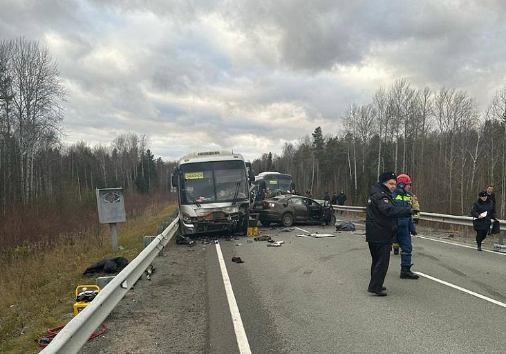 В ХМАО легковушка врезалась в автобус, погибли два человека 