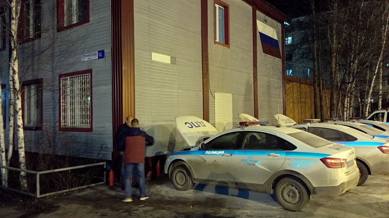 Жительница Мегиона подожгла мэрию и полицейские автомобили по указанию мошенников