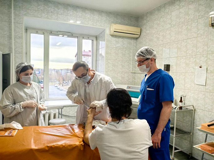 В течение восьми часов сургутские хирурги пришивали кисть пациенту