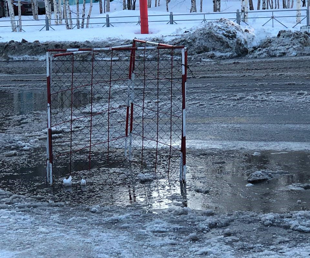 В Когалыме ребенок провалился в колодец