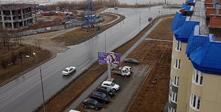 В Сургуте жителей возмутил рекламный баннер на месте парковочного места