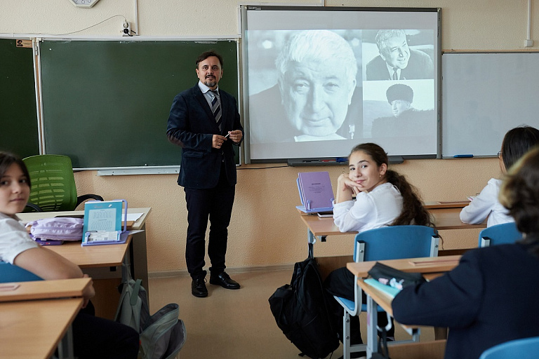 У учителей – своя СВО: зачем бывший чиновник стал педагогом