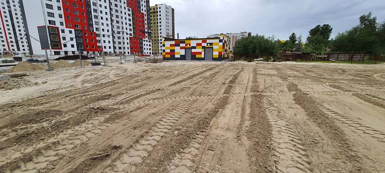 В Сургуте подрядчик не спешит благоустраивать парковую зону в микрорайоне 20А