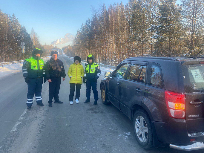 Полицейские Пыть-Яха помогли замерзающей на трассе автоледи