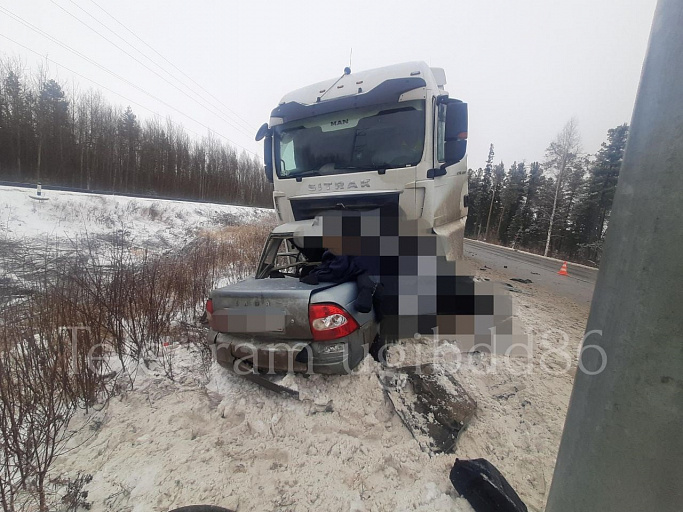 На трассе «Сургут - Нижневартовск» в ДТП с грузовиком погибли двое