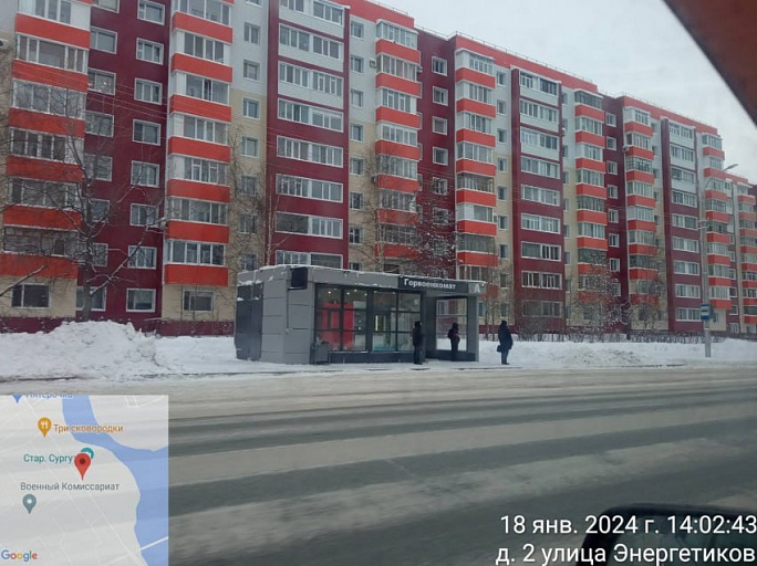 В Сургуте очистили от снега остановку «Горвоенкомат» 