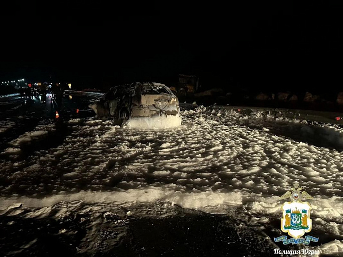 На трассе под Сургутом в ДТП загорелся легковой автомобиль, водитель погиб