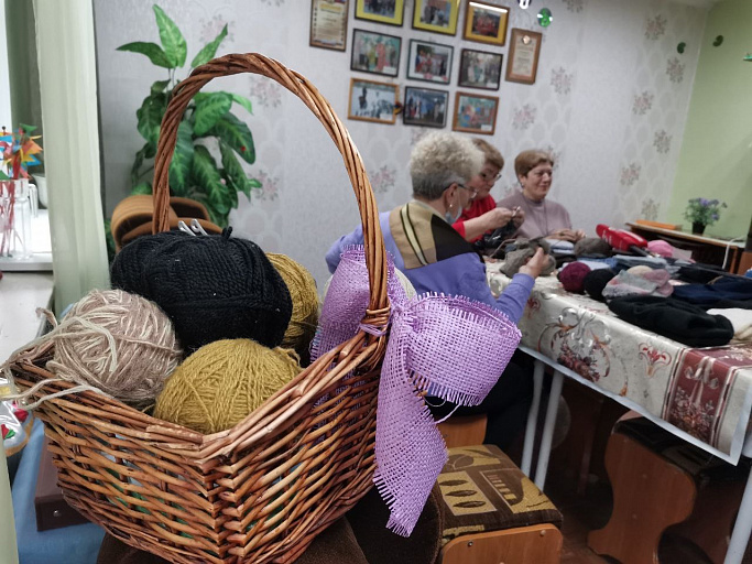 Женщины Сургутского района вяжут носки для мобилизованных