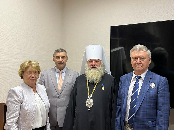 Академики вручили золотую медаль Митрополиту Ханты-Мансийскому и Сургутскому Павлу 
