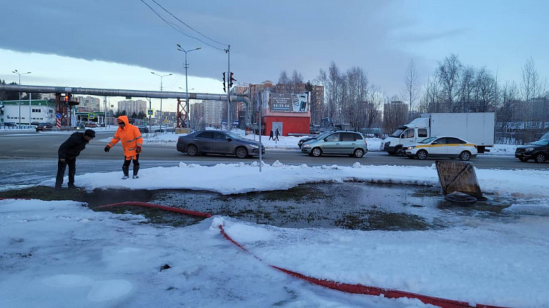 В Сургуте устраняют последствия коммунальной аварии у ТЦ «Гера» 