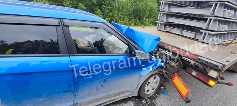 На трассе в ХМАО мать с ребенком врезалась в автопоезд