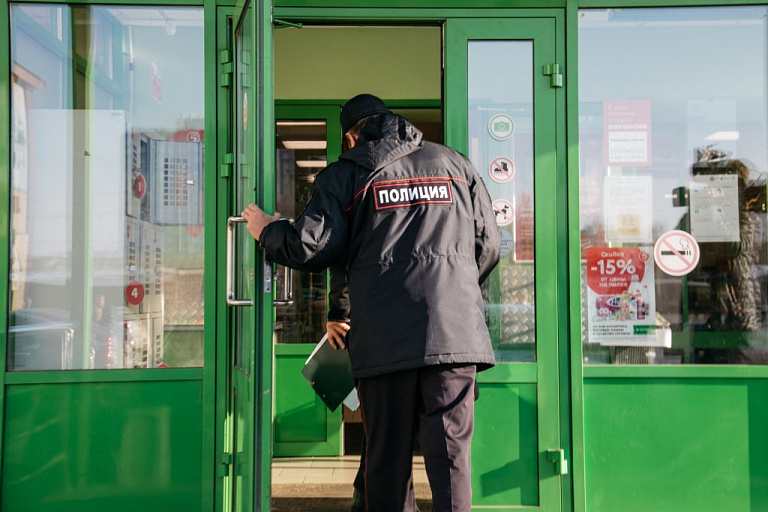 Полиция Сургута взяла курьера аферистов, укравших у пенсионеров 2,5 млн рублей