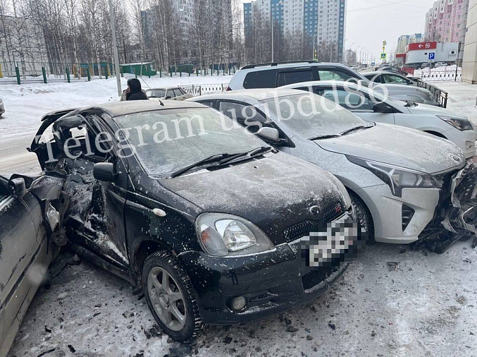Вартовчанин без прав протаранил на BMW восемь припаркованных автомобилей 