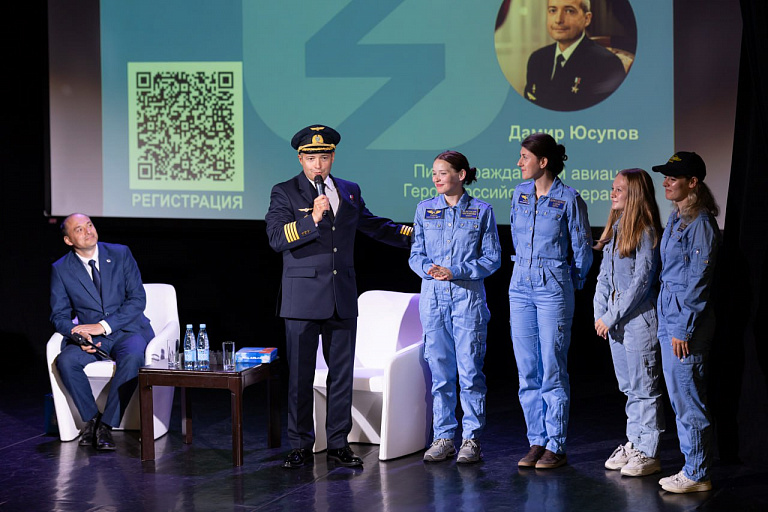Пилот, посадивший самолет в кукурузное поле, выступил перед сургутскими чиновниками