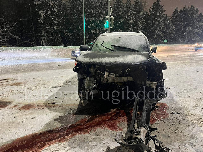 В Югре «Мерседес» проехал на красный и разбился об «Тойоту»