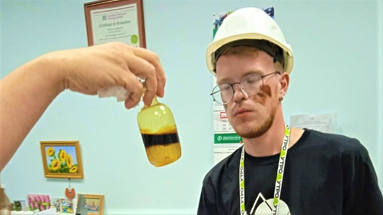 Участники форума УТРО прошли посвящение в нефтяники через «косметическую» процедуру 