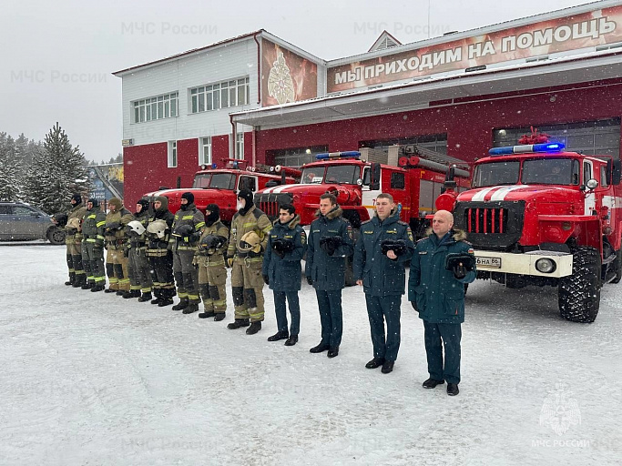 В Сургуте пожарные почтили память коллеги, погибшего в горящем доме