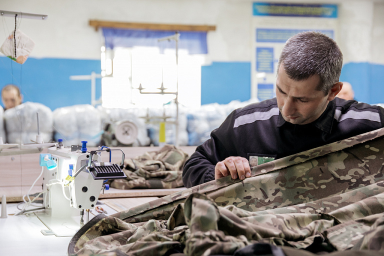 Осужденные из ИК-11 в Сургуте шьют одежду для бойцов СВО