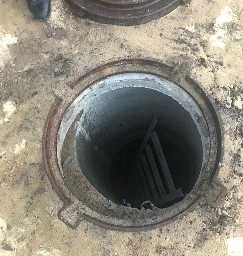 Двое рабочих задохнулись в водопроводном колодце в Югре 