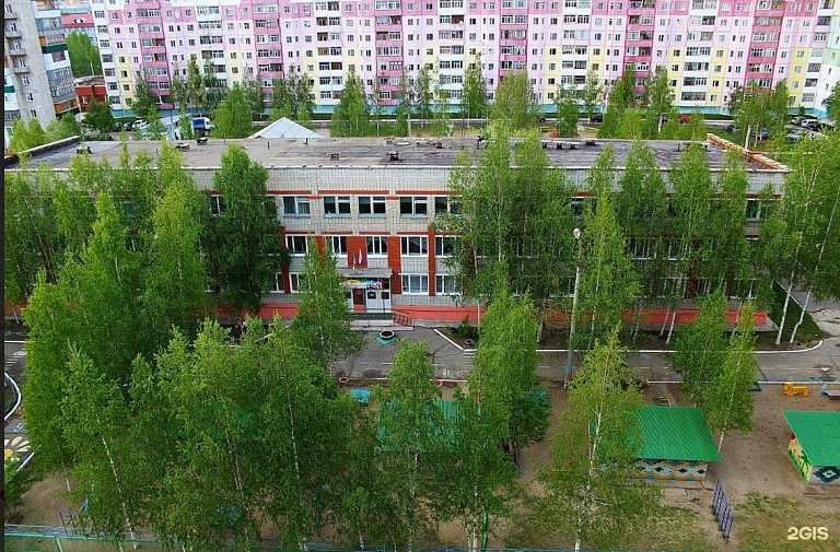 В Нижневартовске рабочий сорвался с крыши детского сада