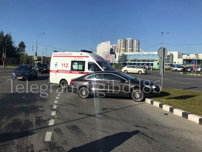 В Сургуте произошла авария с участием автомобиля скорой помощи