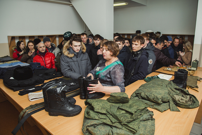 Из Сургута на окружной сборный пункт отправилась первая партия призывников