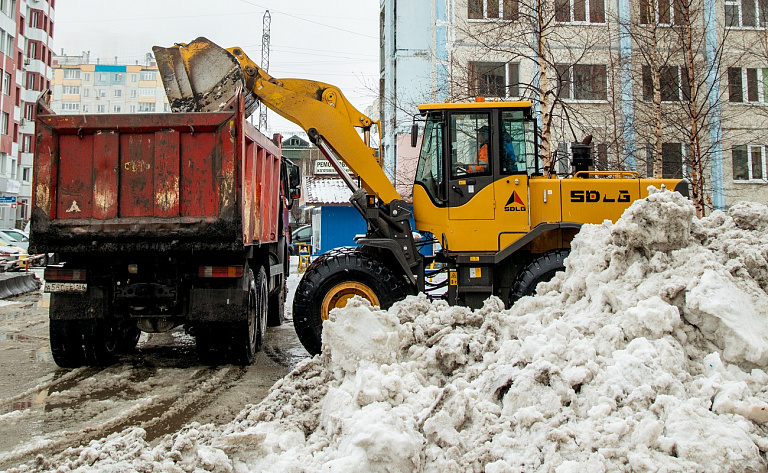 Из дворов Сургута вывезли почти 800 тысяч кубометров снега 