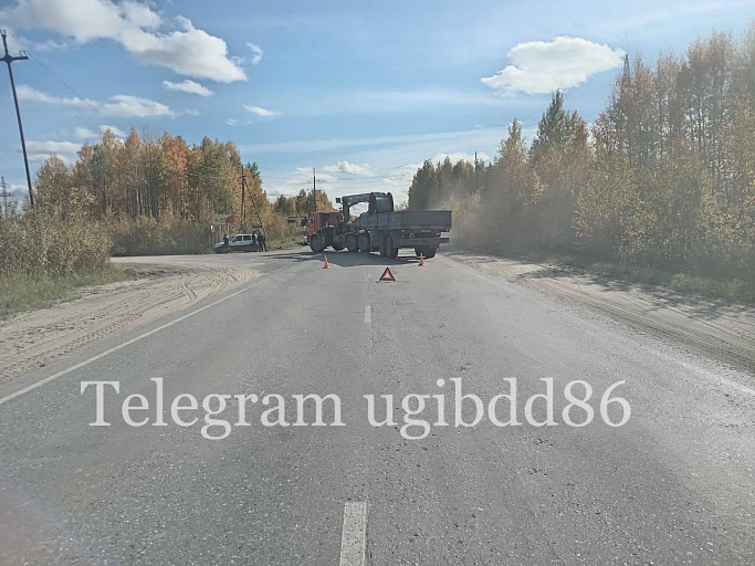 В Пыть-Яхе водитель КамАЗа спровоцировал ДТП, пострадала женщина с ребенком