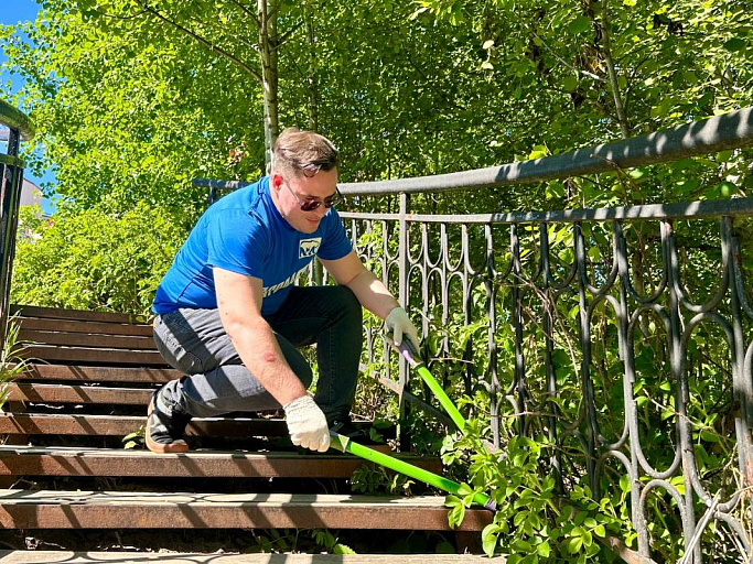 Сургутская молодежь приводит в порядок «Мост влюбленных»