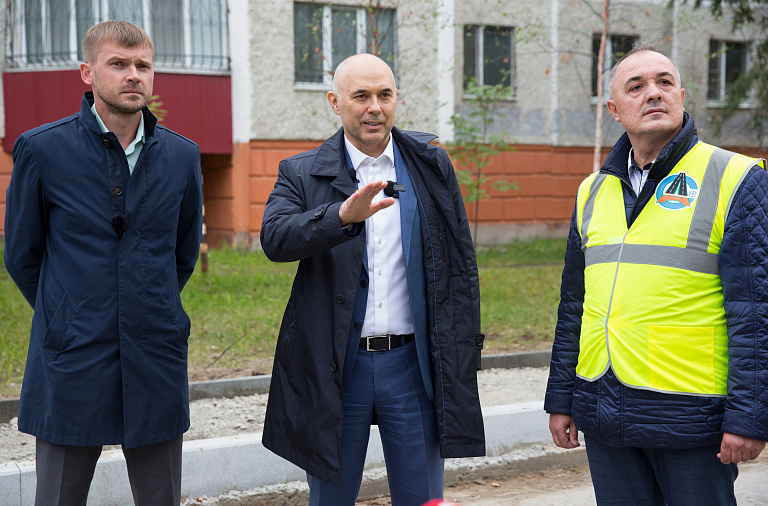 Андрей Филатов проверил ход работ по благоустройству внутриквартальных проездов 