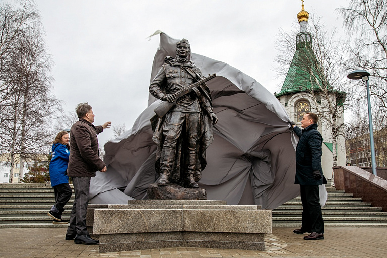 В Сургуте торжественно открыли памятник солдату-победителю