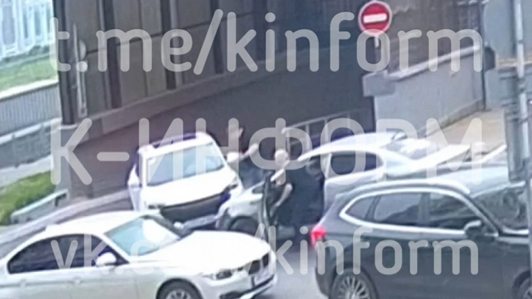 В Сургуте таксист спровоцировал драку на парковке у «Возрождения»