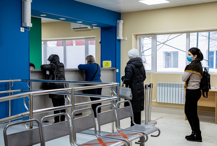 Около двух тысяч человек болеют коронавирусом в Югре
