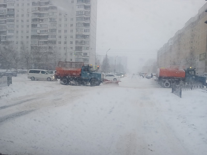 Коммунальщики Нижневартовска устраняют последствия снегопада в круглосуточном режиме