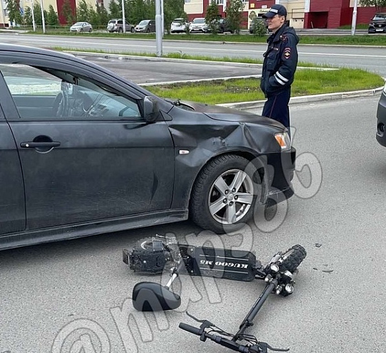 В столкновении электросамоката и легковушки в Сургуте пострадал человек 