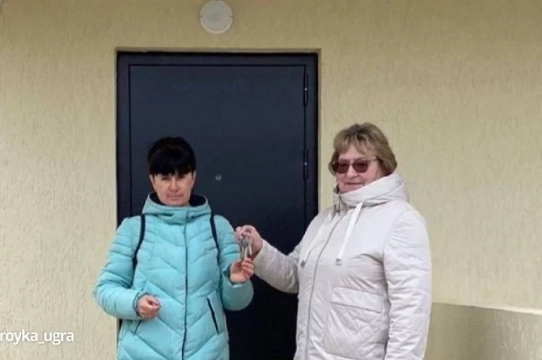 В Югре семье участника СВО вручили ключи от новой квартиры