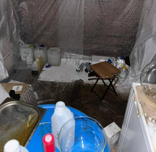 В Сургутском районе полицейские уничтожили нарколабораторию